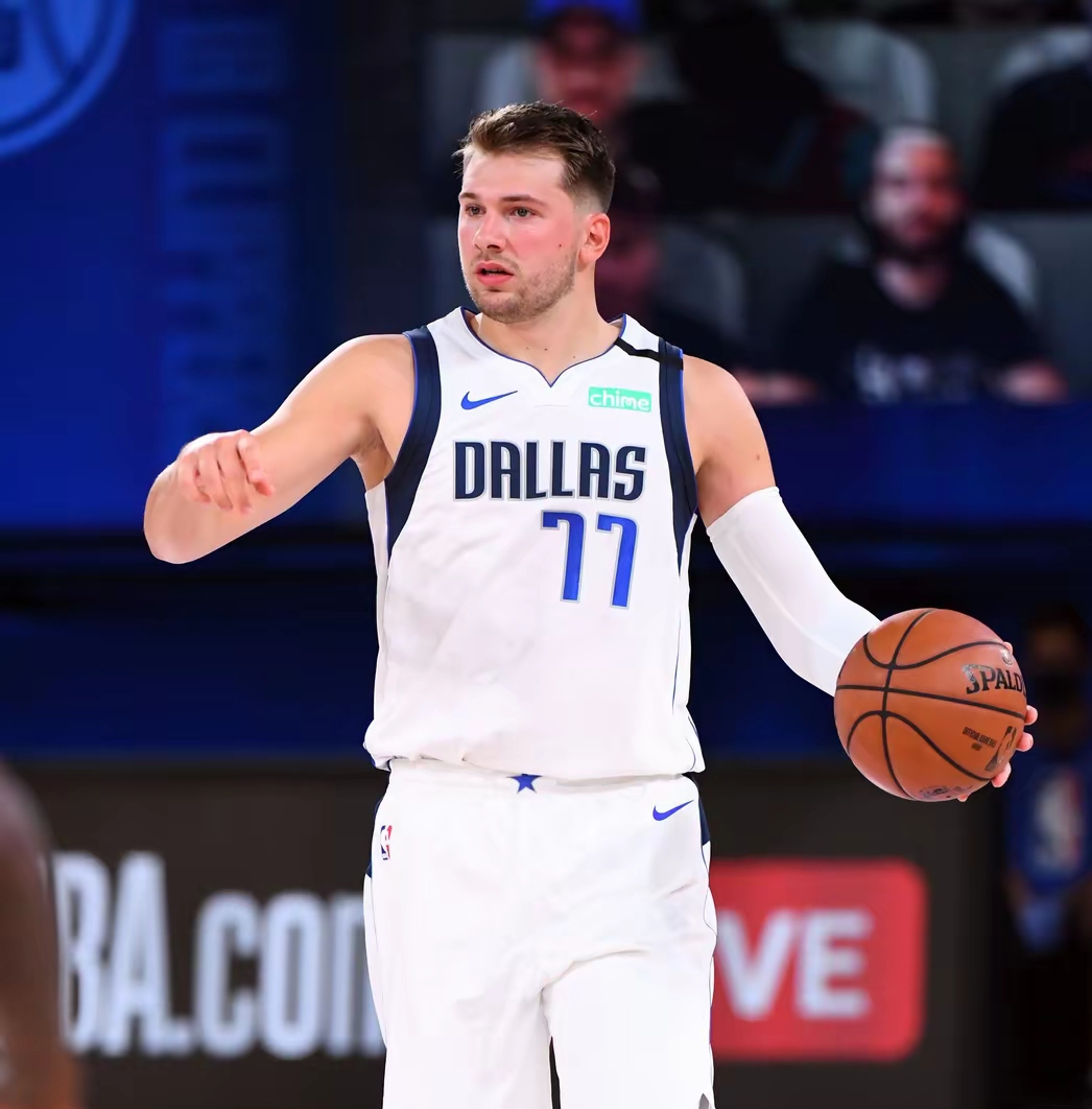 包含东契奇连续二十场比赛得分超过大胜集结日拜仁慕尼黑单刀错失，媒体一致点评：库里在法国队比赛中出色防守的词条